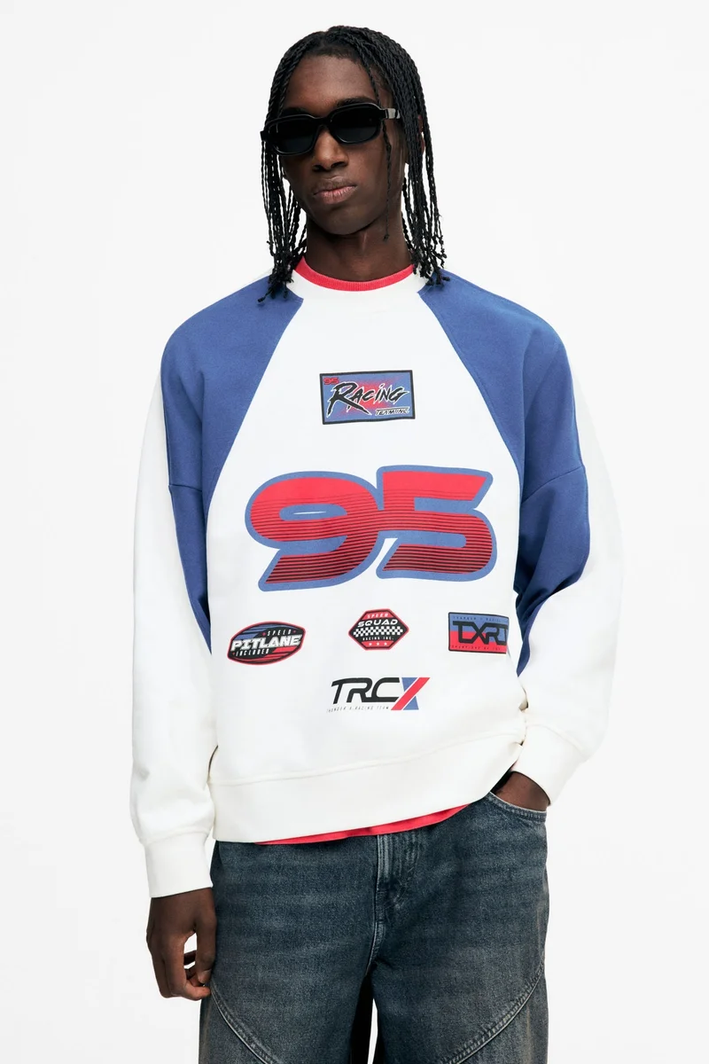 اتش اند ام سويت-شيرت فضفاض بطبعة مميزة